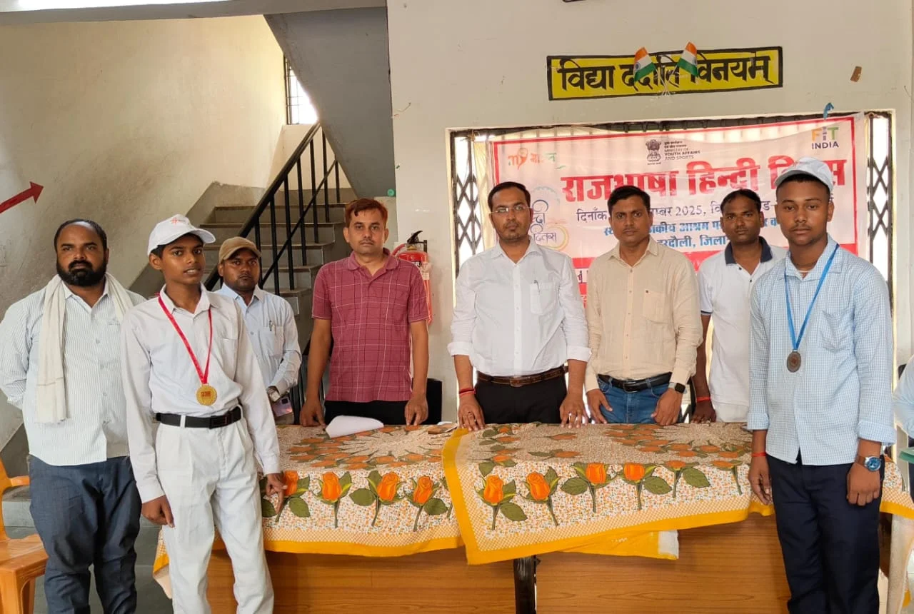 हिंदी दिवस पर छात्रों ने दिखाई प्रतिभा,मुकेश व शिवम रहे अव्वल