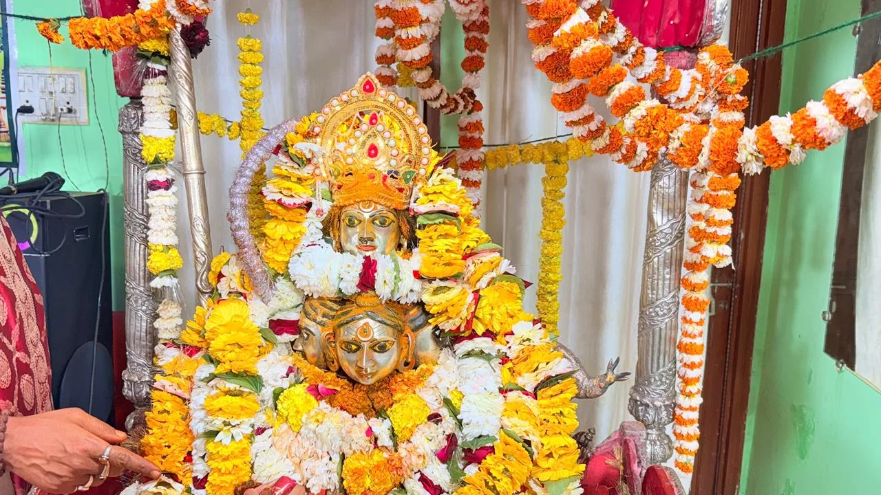 भक्तों ने बाबा विश्वनाथ को लगाई हल्दी