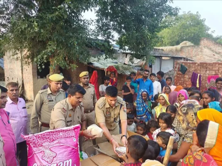 दीपावली पर लालगंज पुलिस ने बाँटी खुशियाँ, जरूरतमंदों के चेहरों पर लाई मुस्कान