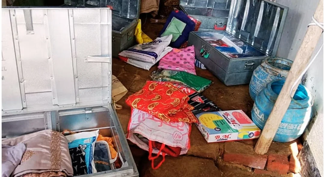लगभग दो लाख रुपये मूल्य के नकदी व सोने-चांदी के आभूषण चोरी
