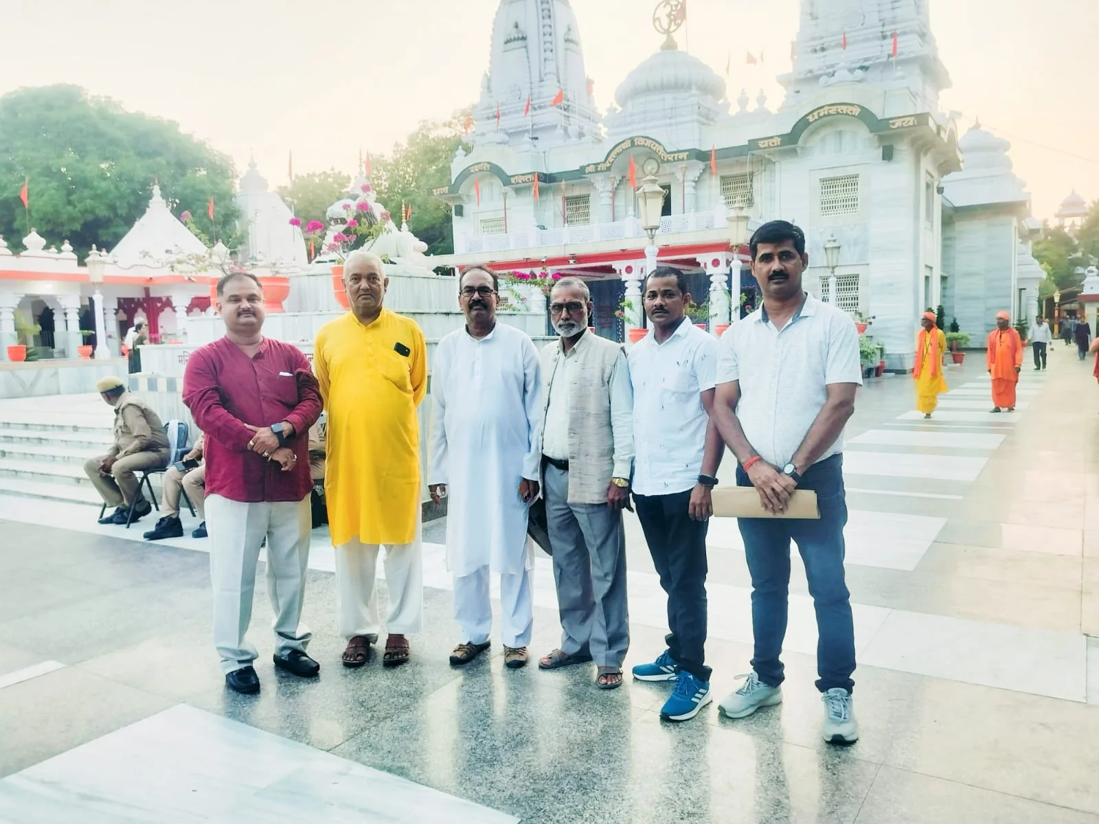 प्रधानमंत्री का निर्णय स्वागत योग्य — रूपेश श्रीवास्तव; केंद्र के साथ यूपी में भी लागू हो वेतन आयोग — मदन मुरारी शुक्ल