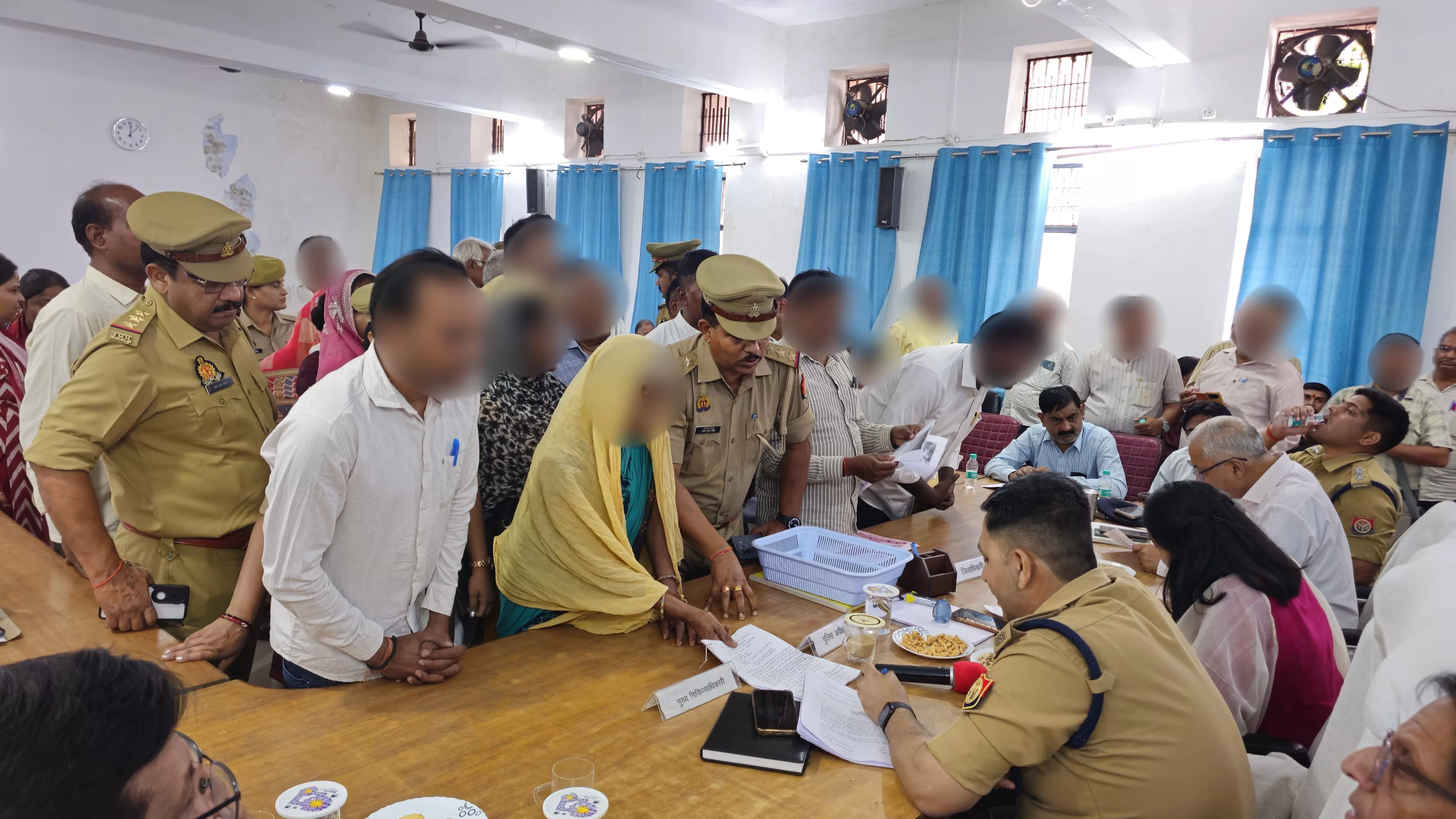 डीएम-एसपी की मौजूदगी में कई शिकायतों का मौके पर निस्तारण