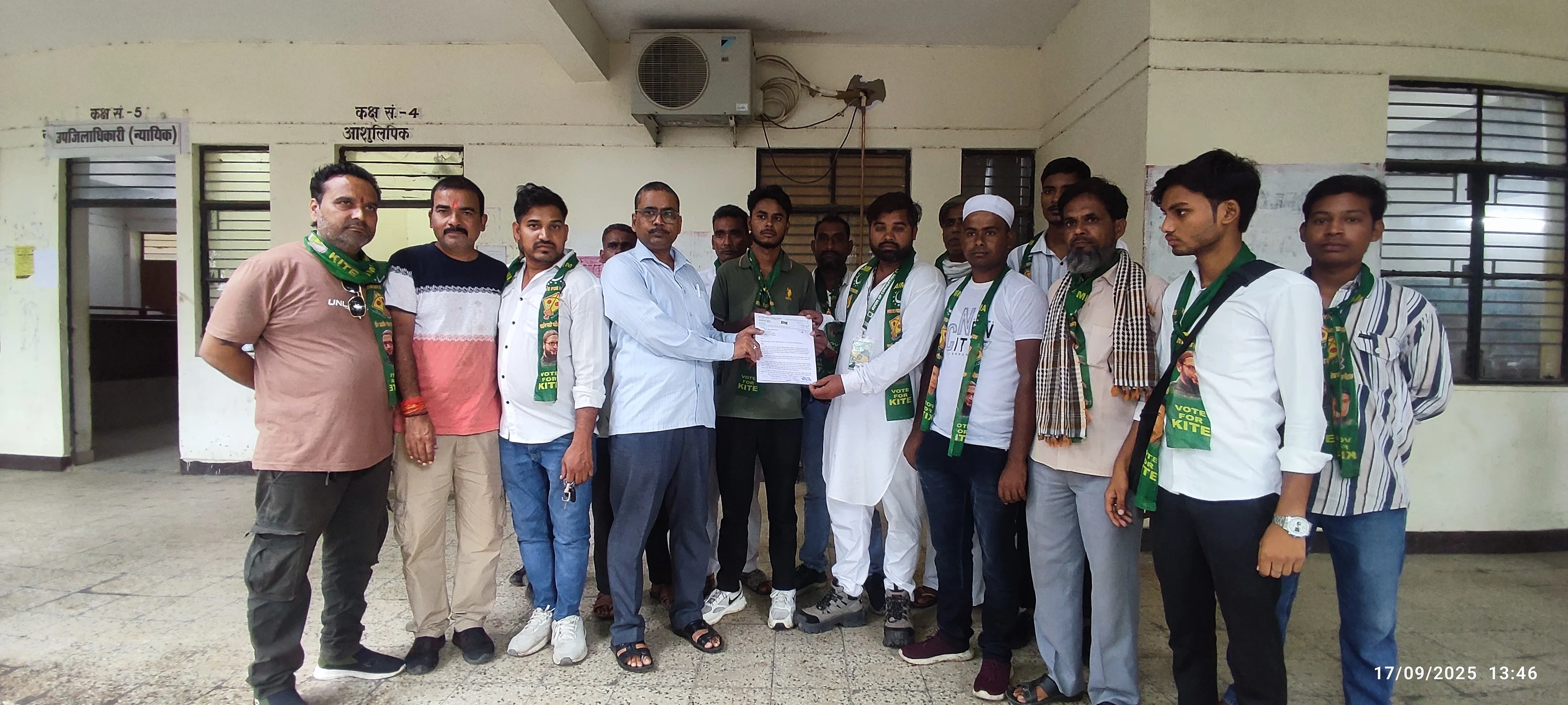 उपजिलाधिकारी गोला को AIMIM प्रतिनिधिमंडल ने सौंपा ज्ञापन