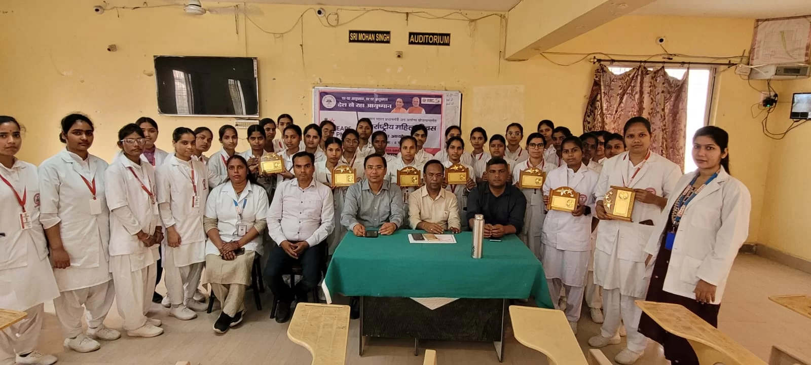 अंतर्राष्ट्रीय महिला दिवस पर नर्सिंग छात्राओं का सम्मान