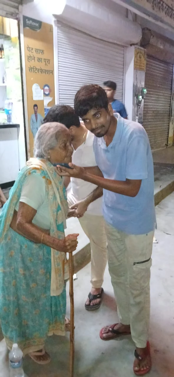 बेतियाहाता चौकी इंचार्ज अमरेश कुमार सिंह की सूझबूझ से 70 वर्षीय महिला सकुशल लौटी परिवार के पास