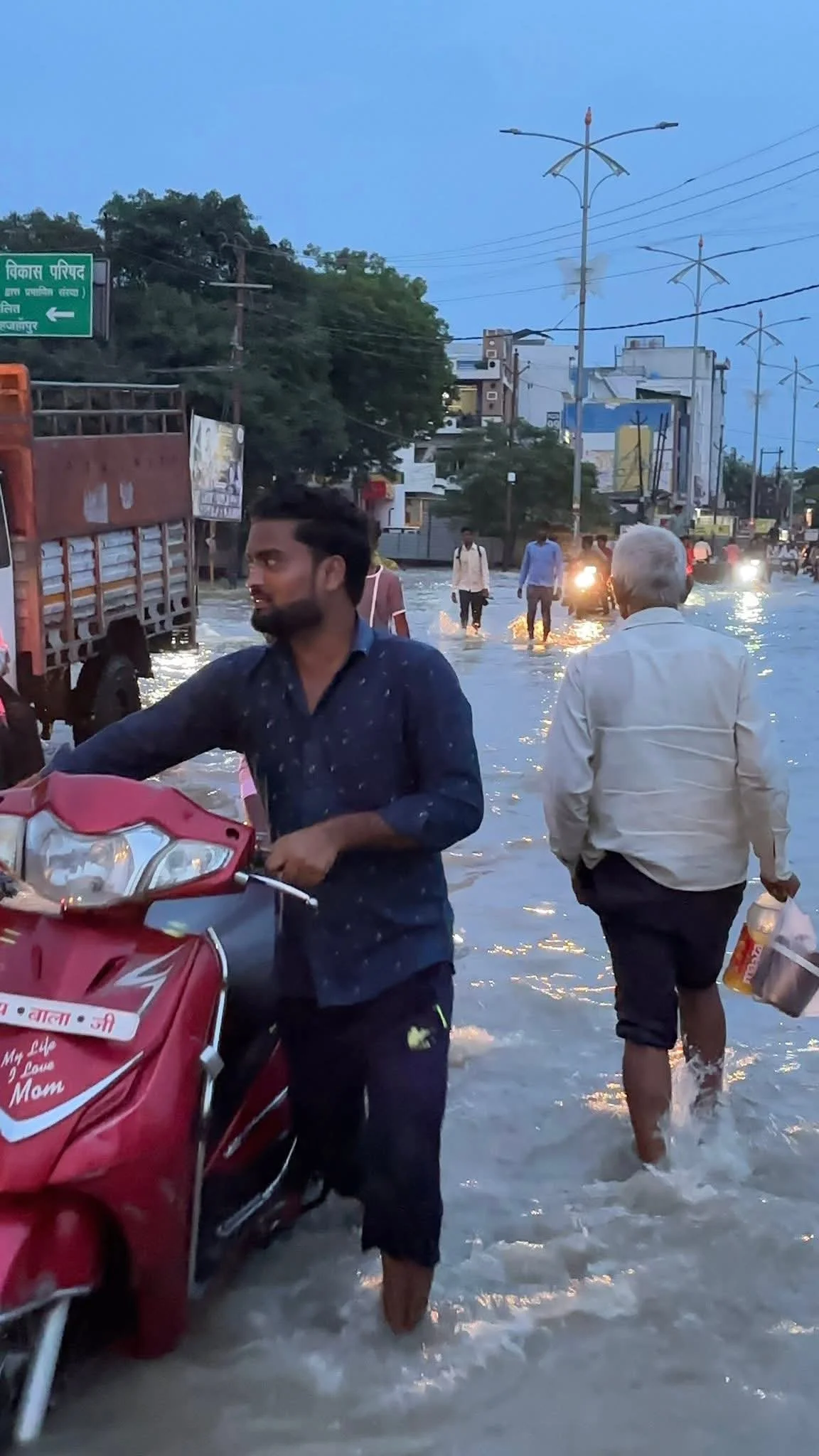 गढ़िया रंगीन - हजरतपुर मार्ग पर ग्रामीणों, छोटे एवं बड़े वाहनों का आवागमन बंद