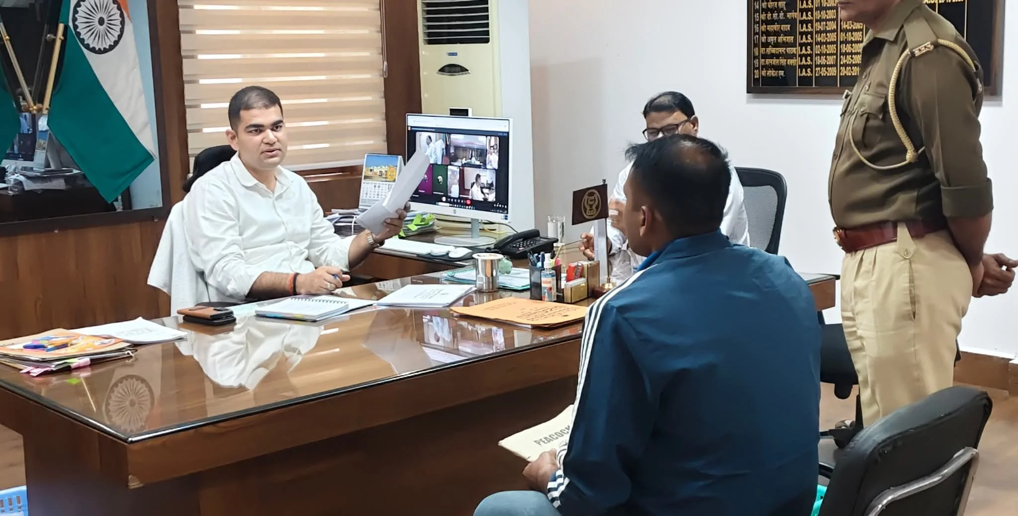 कौशांबी डीएम ने जनता दर्शन में सुनी जनसमस्याएँ, अधिकारियों को गुणवत्तापूर्ण निस्तारण के निर्देश