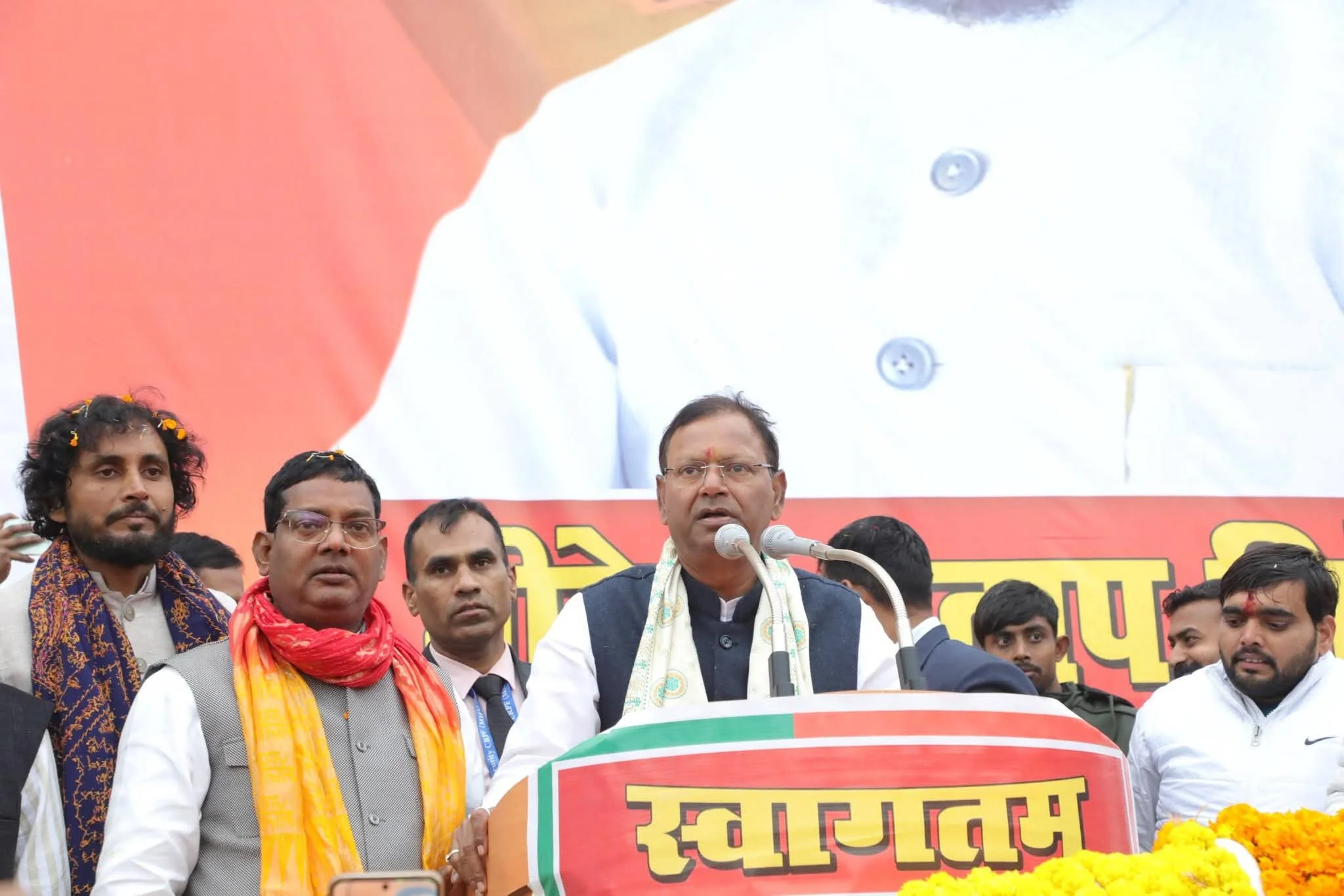 महाराजगंज के कार्यकर्ताओं का उत्साह देख भावुक हुए प्रदेश अध्यक्ष जिला कार्यालय में भव्य स्वागत किया गया। जनप्रतिनिधियों और संगठनों ने किया सम्मानित