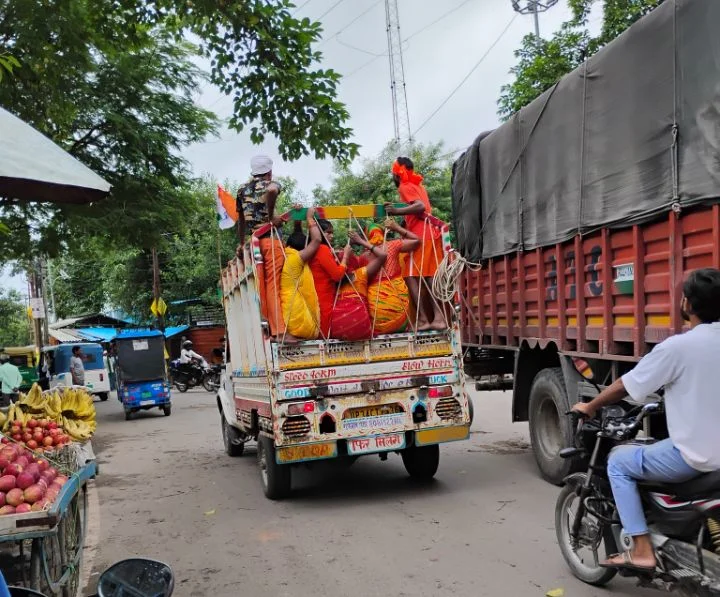 गोण्डा स्थित दुखहरण नाथ मंदिर की ओर उमड़े सैकड़ों श्रद्धालु, भक्ति और उत्साह से सराबोर रहा माहौल
