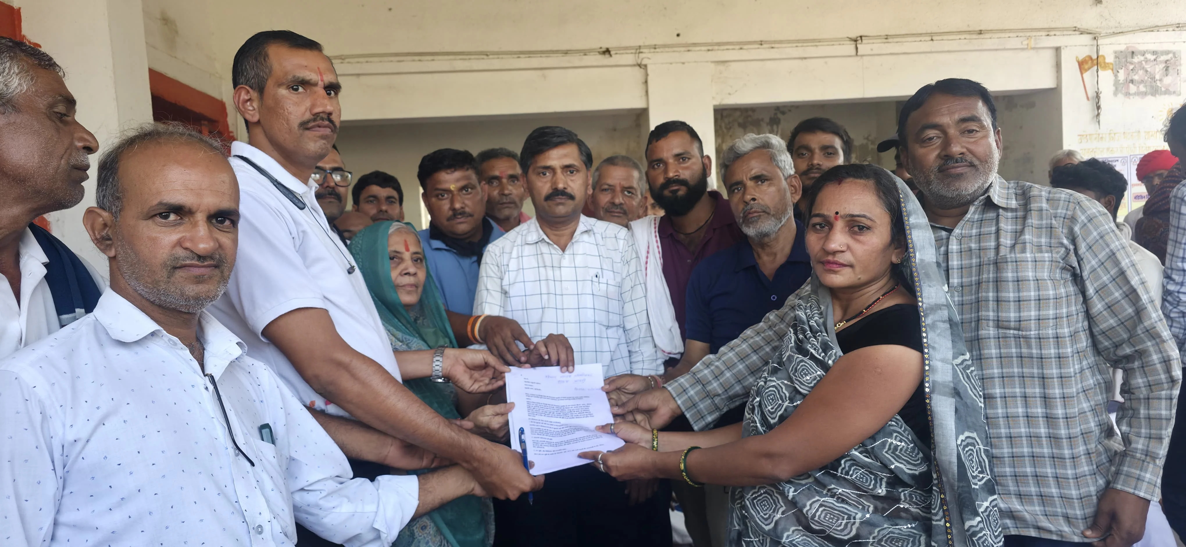 सिरोही:वाटेरा में ग्रामीण सेवा शिविर का बहिष्कार, ग्रामीण थम्ब बाबा मंदिर प्रांगण में बैठे धरने पर