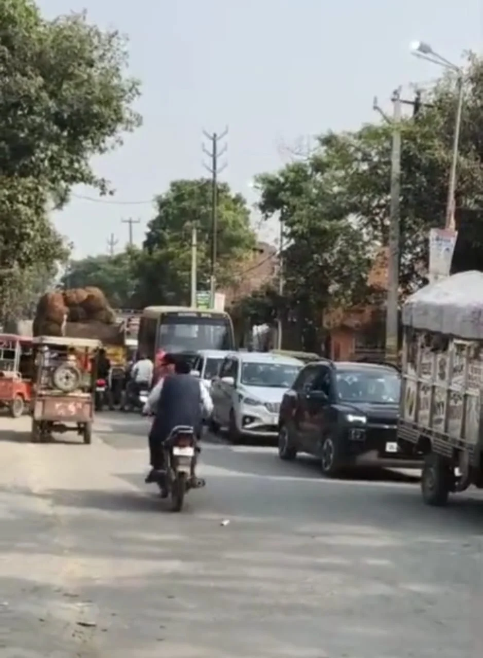 पुलिस ने मौके पर पहुंचकर यातायात सुचारू कराया, लोगों को हुई भारी परेशानी