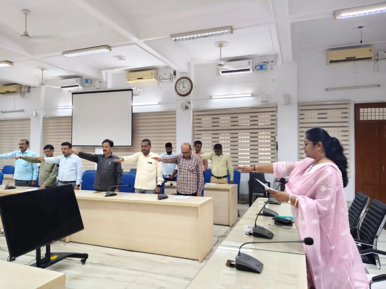 मंडी समिति में खुले में भीगा हजारों कुंतल धान, बारिश से किसानों की बढ़ी चिंता