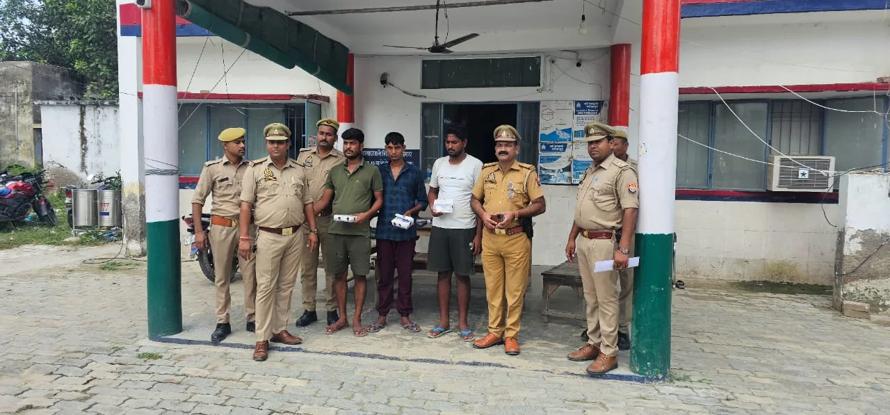 चोरी के माल एवं नकदी सहित पुलिस ने तीन चोरों को किया गिरफ्तार
