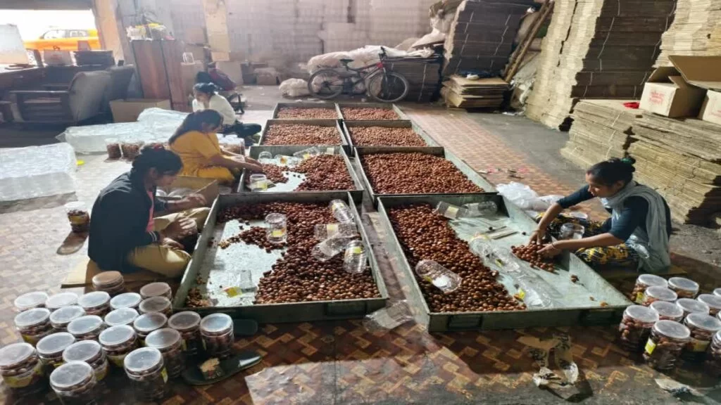 कई दुकानों पर छापेमारी