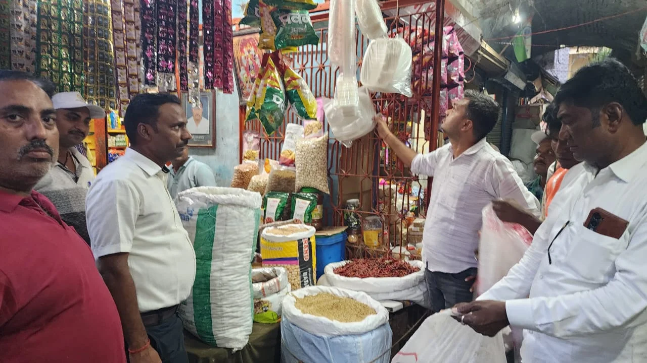 छापेमारी में जब्त हुई पांच किलो पॉलीथिन, वसूला गया 10 हजार रुपये जुर्माना