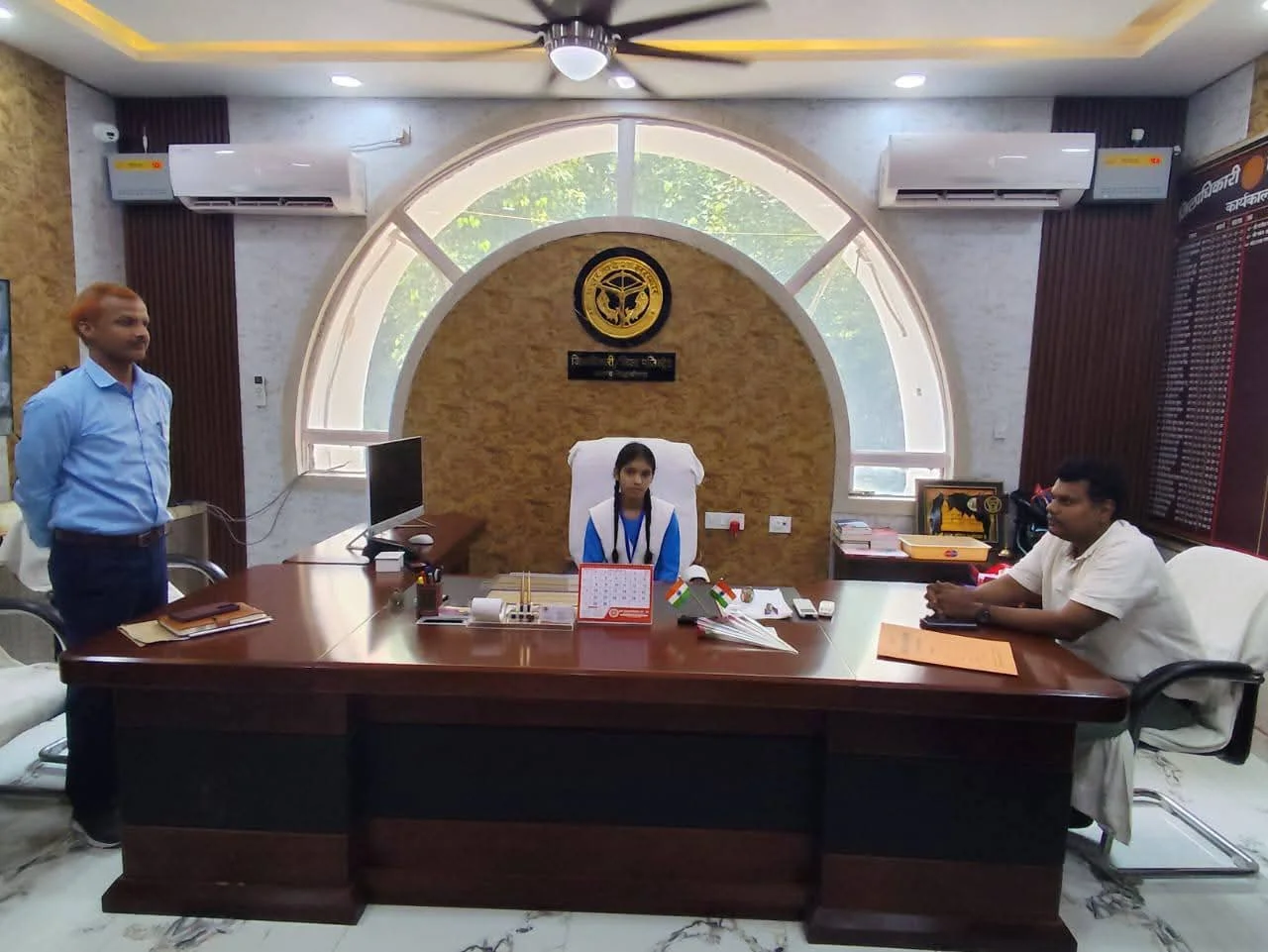 सिमरन साहनी को मिला एक दिन का डीएम बनने का मौका, डीएम डॉ. राजगणपति आर भी रहे मौजूद।