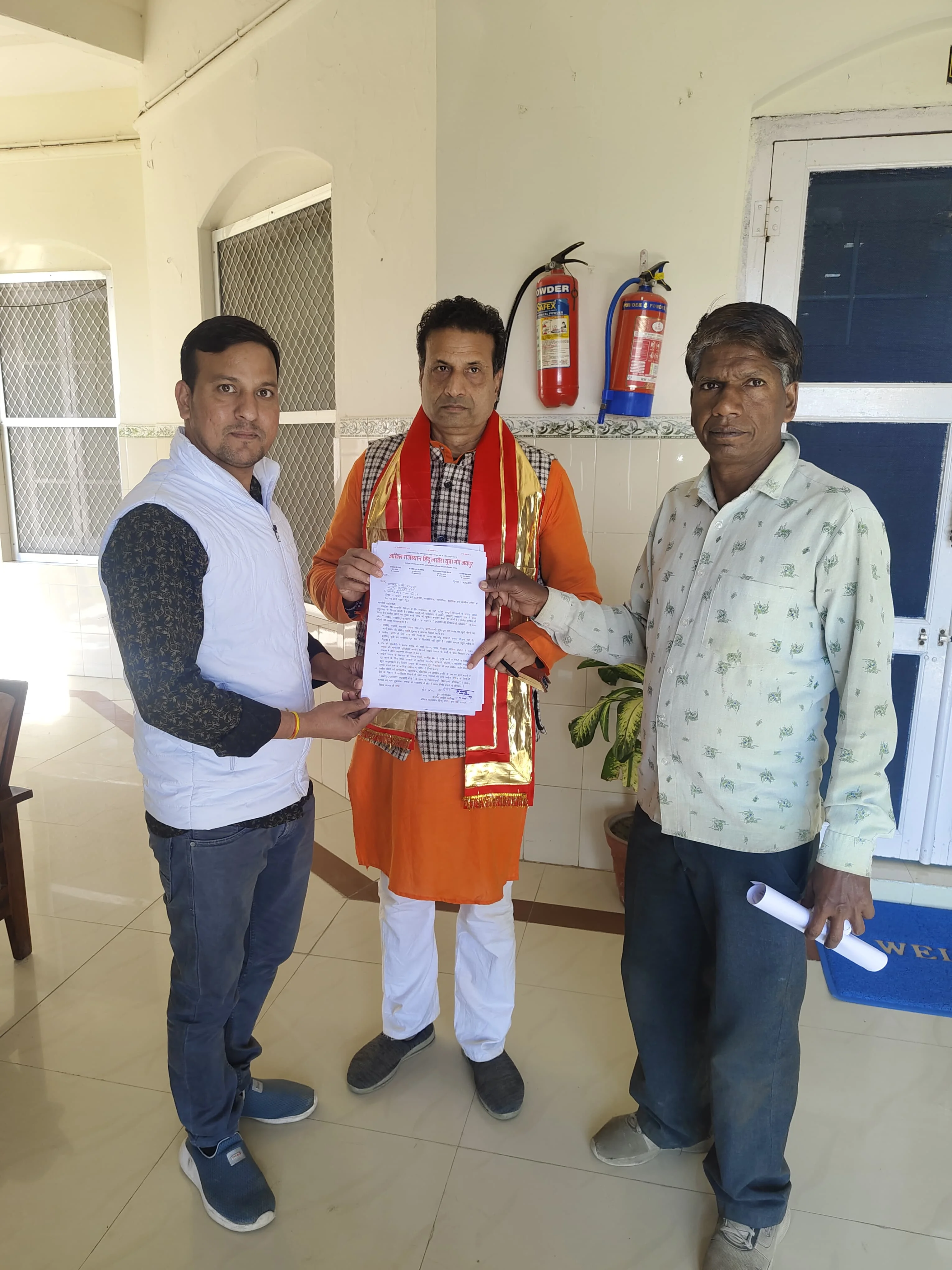 लखेरा समाज ने उठाई कल्याण बोर्ड के गठन की मांग, ओबीसी आयोग सदस्य को सौंपा ज्ञापन