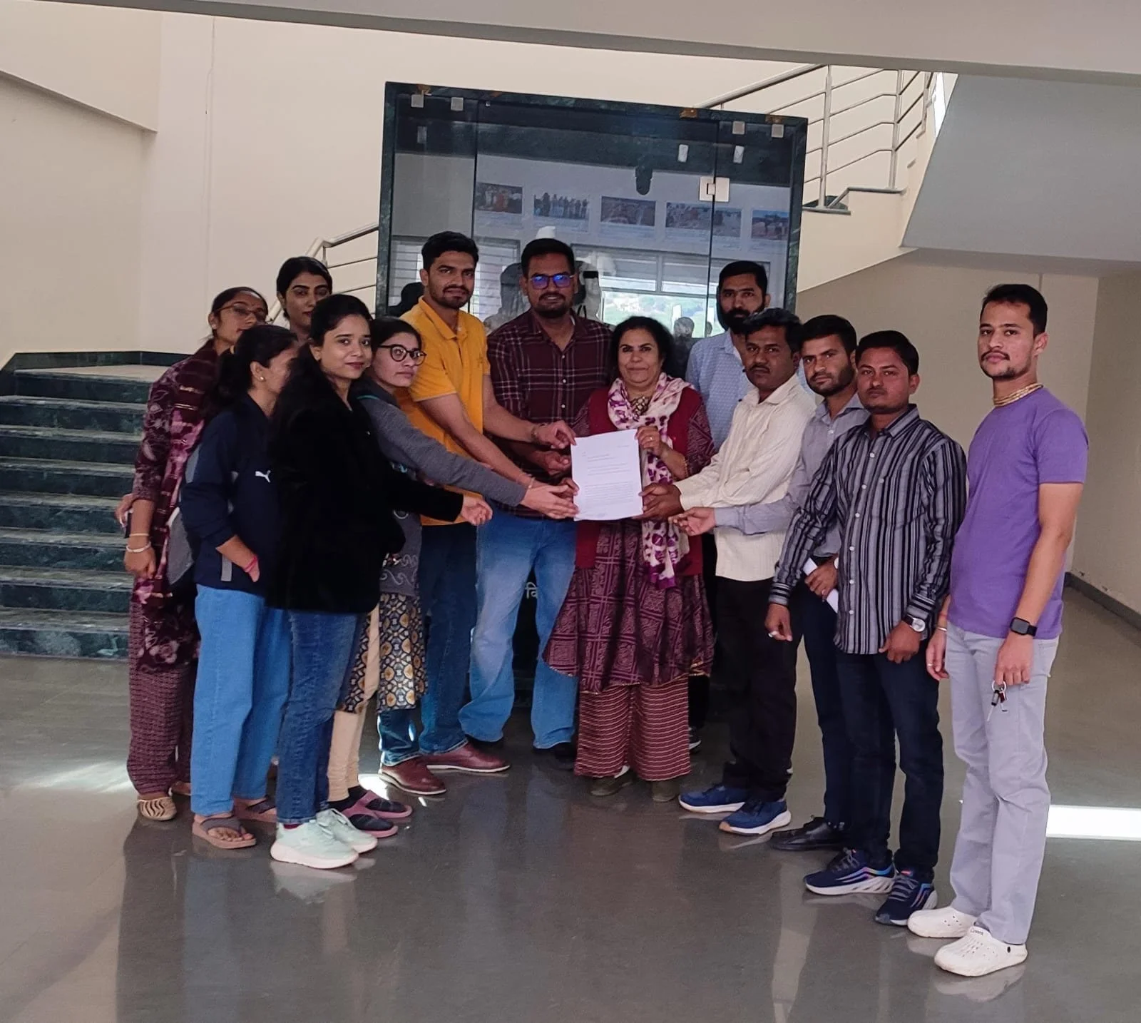 कम अंक मिलने से भड़के विद्यार्थी,ALU के कुलपति के नाम प्राचार्य को सौंपा ज्ञापन