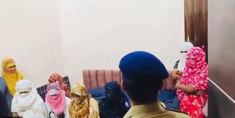चितईपुर होम स्टे से पकड़े गए युवक-युवतियां