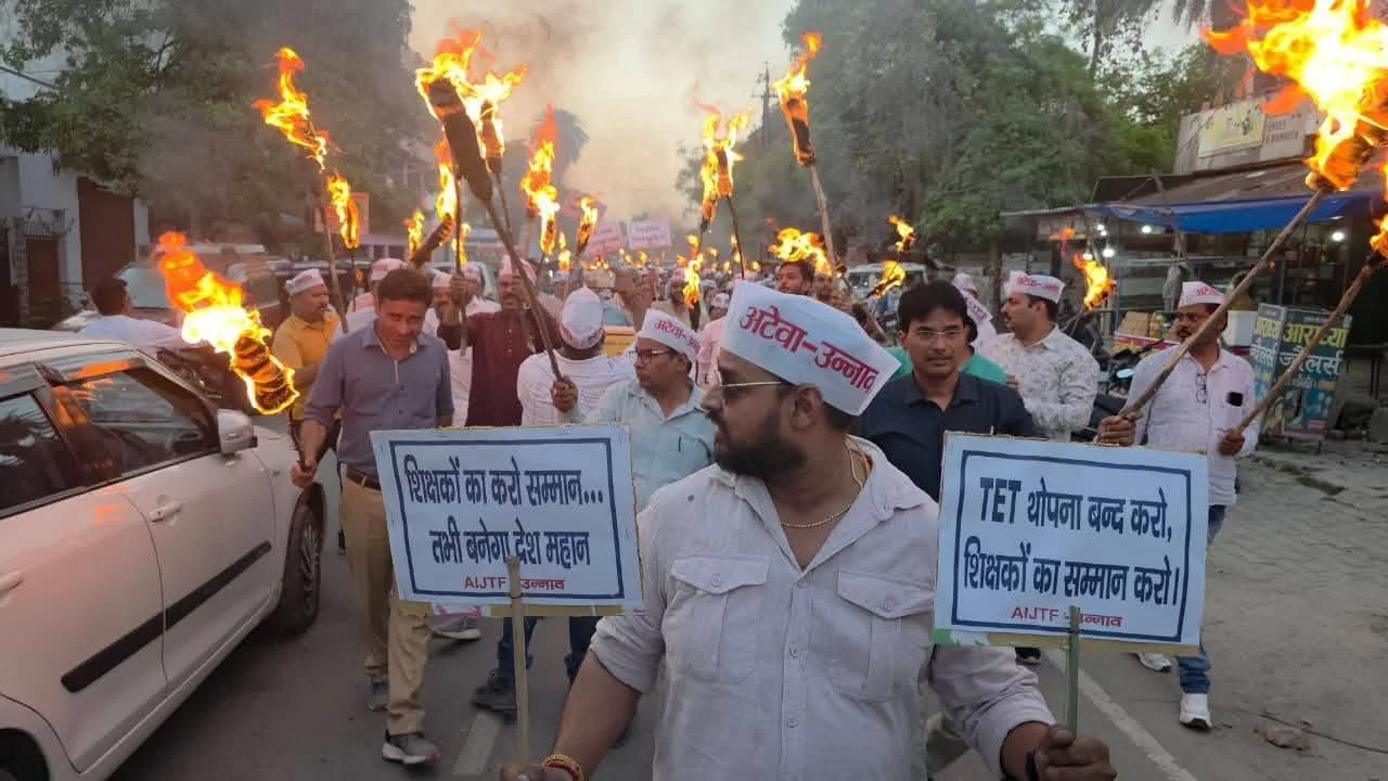 PWD गेस्ट हाउस से DM कार्यालय तक प्रदर्शन, सरकार को दी चेतावनी
