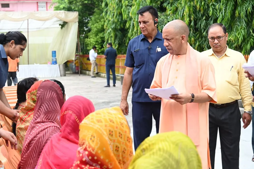 मुख्यमंत्री योगी ने 200 लोगों की सुनी समस्याएं, गंभीर बीमारियों के इलाज में सहायता का दिया भरोसा