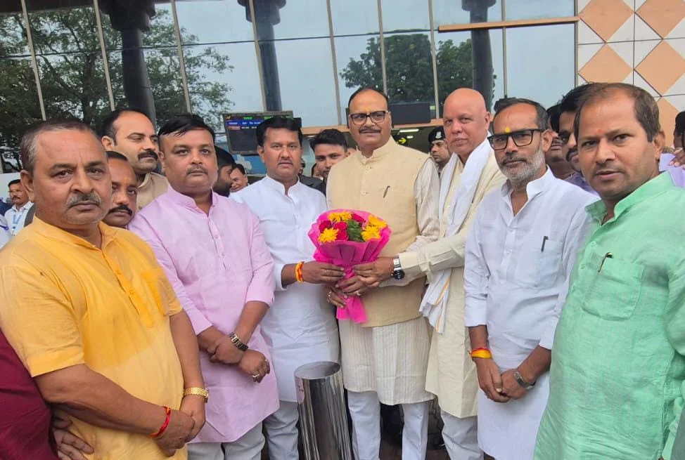 पार्टी पदाधिकारियों और कार्यकर्ताओं ने किया जोरदार अभिनंदन