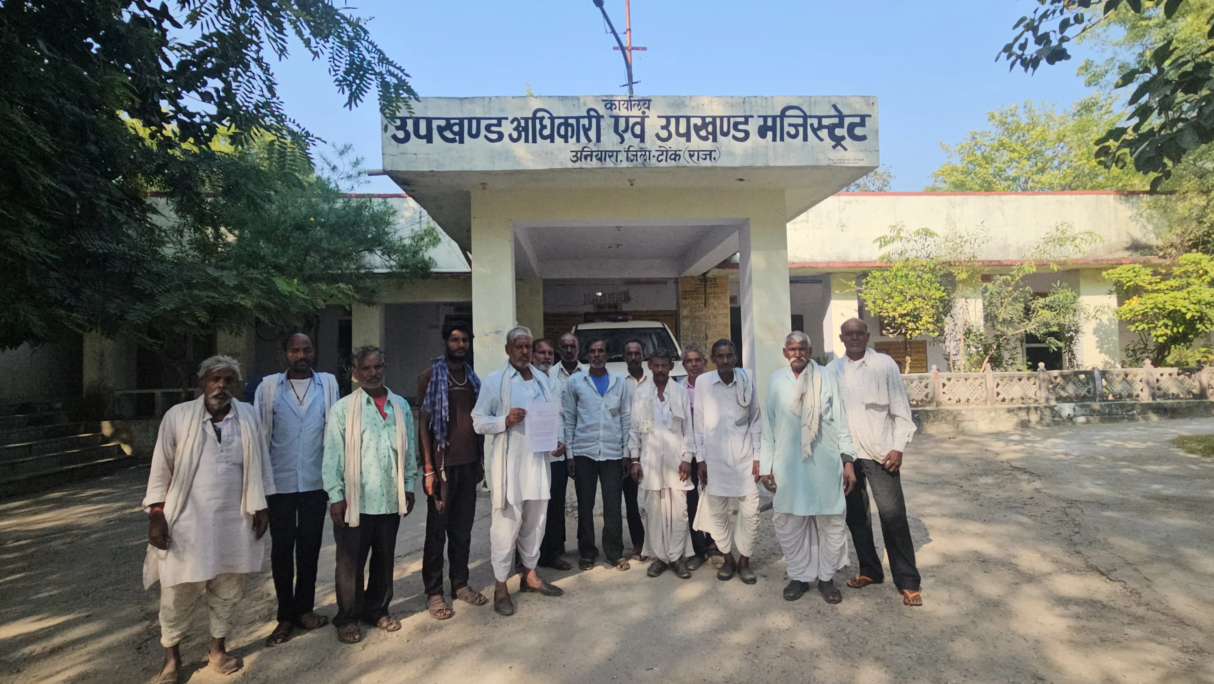 उपखंड अधिकारी को सौंपा ज्ञापन