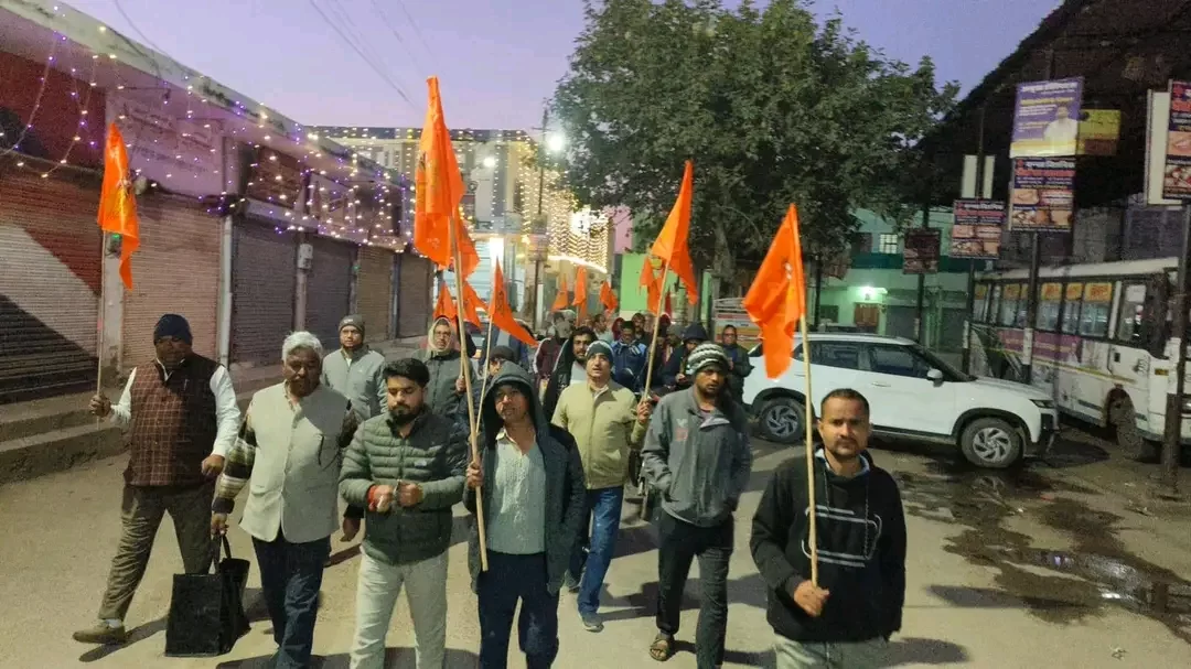 भगवा ध्वज, भजनों और जयकारों के साथ घर-घर दिया जा रहा सम्मेलन का आमंत्रण