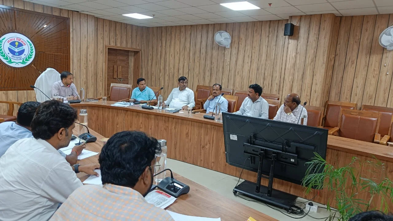 निर्माण विभाग की बैठक में कार्य गुणवत्ता, जलभराव और वृक्षारोपण को लेकर दिए आदेश