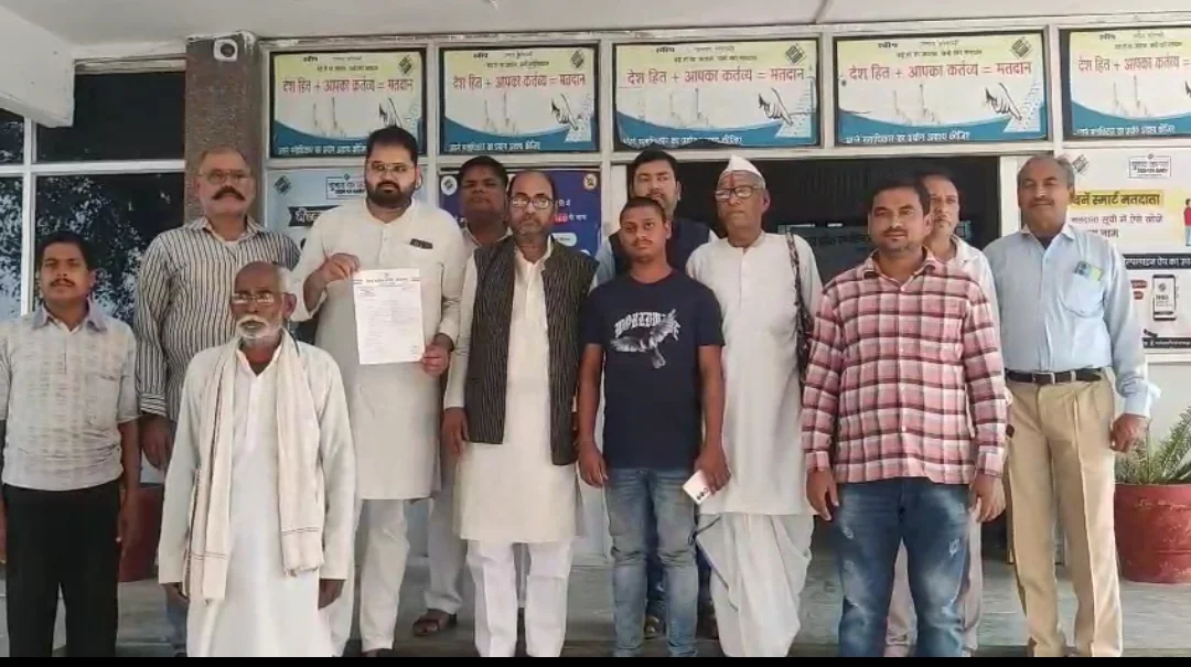मंथा मील से हुए किसानों के नुकसान की भरपाई की मांग को लेकर कांग्रेसियों ने किया प्रदर्शन
