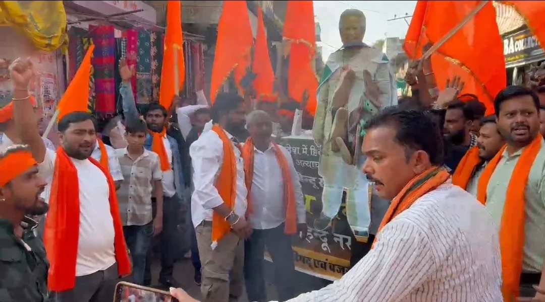 विहिप-बजरंग दल ने बांग्लादेश PM का पुतला फूंका