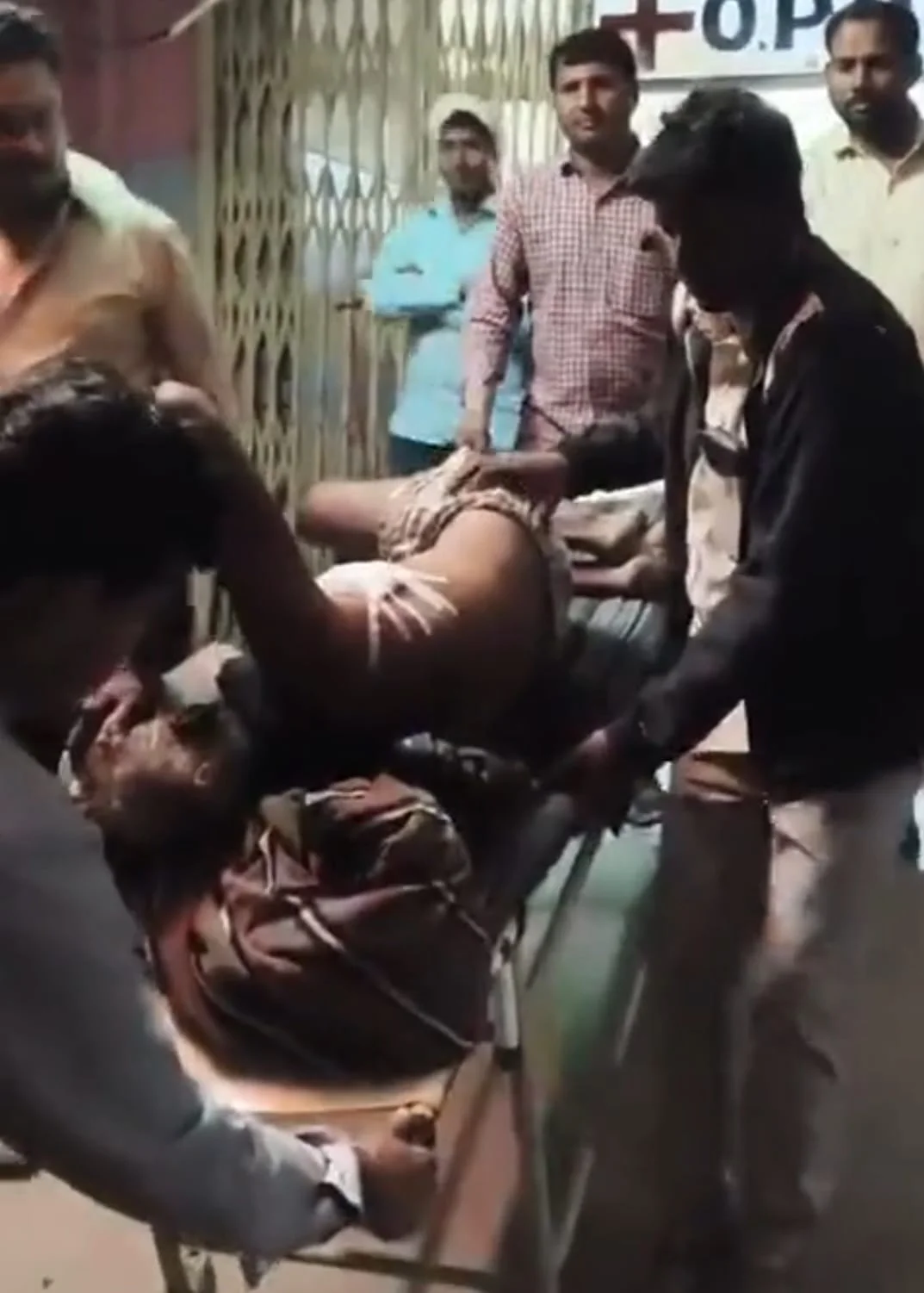 खेत पर बाजरा देखते समय हुआ हादसा, हायर सेंटर रेफर