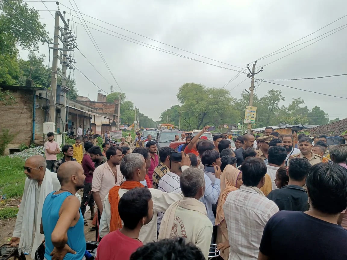 रेस्क्यू टीम की देरी और प्रशासनिक लापरवाही से नाराज परिजन सड़क पर उतरे