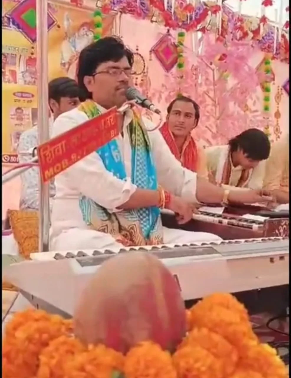 भजनों पर झूमे भक्त, भक्ति और शक्ति का किया अनुभव।