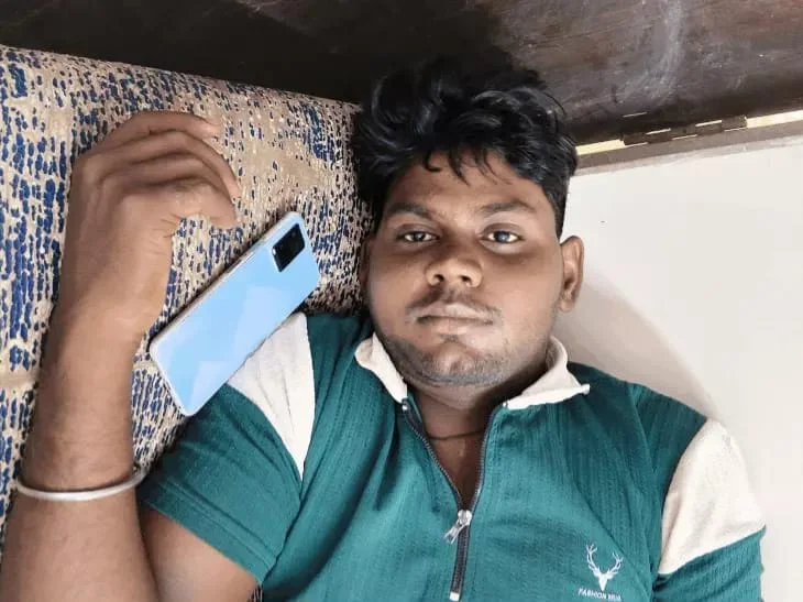 टेढ़ी मोड़ पर मौत का तांडव! बेकाबू ट्रक ने डीजे वाहन को कुचला, चार युवक लहूलुहान
