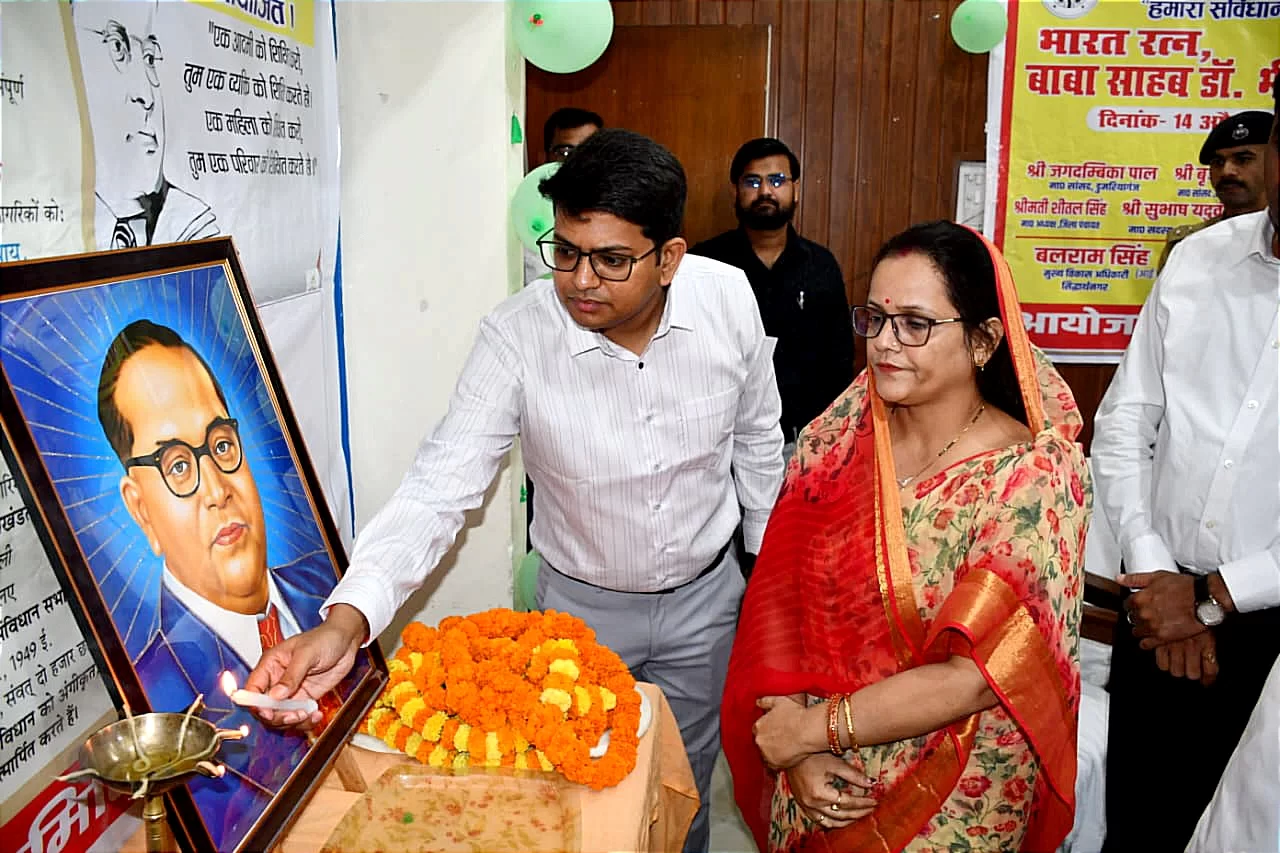 अधिकारियों ने दी श्रद्धांजलि