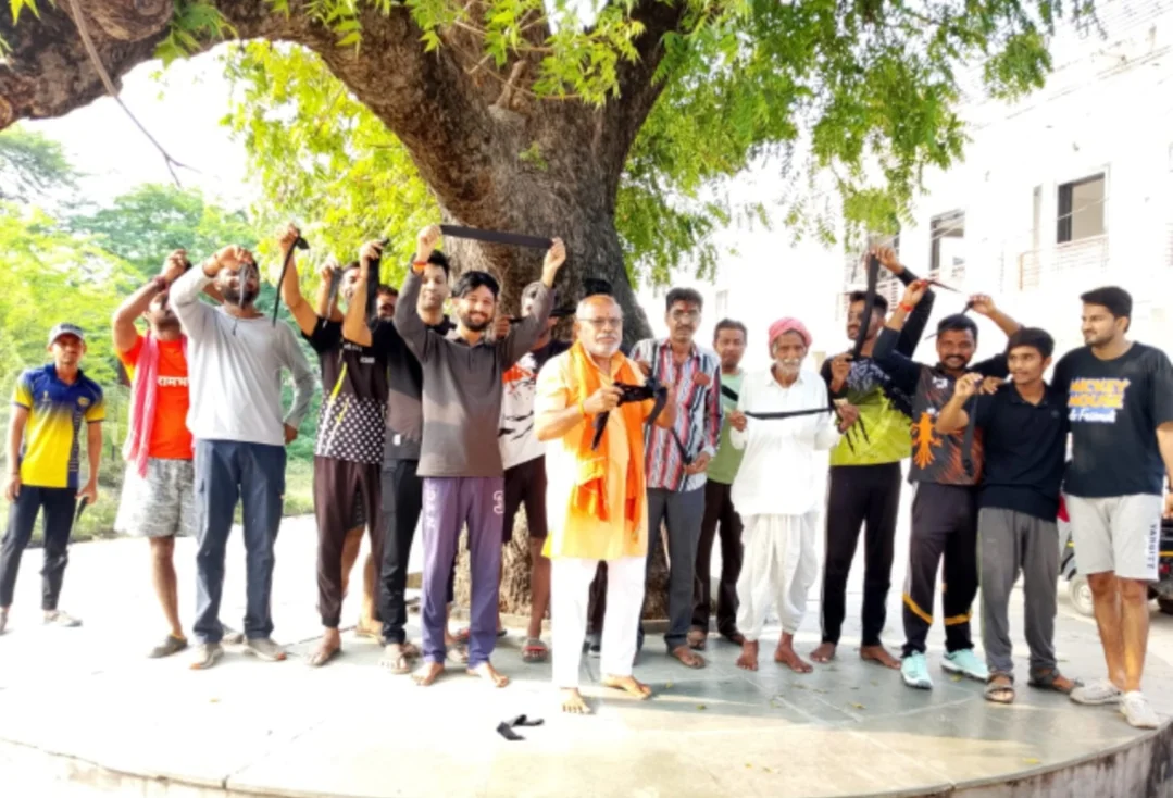 सिरोही काली दीपावली में गूंजा विरोध का स्वर- “जल, जंगल और जमीन बचाओ” के संकल्प के साथ शिवसेना भी मनाई काली दीवाली