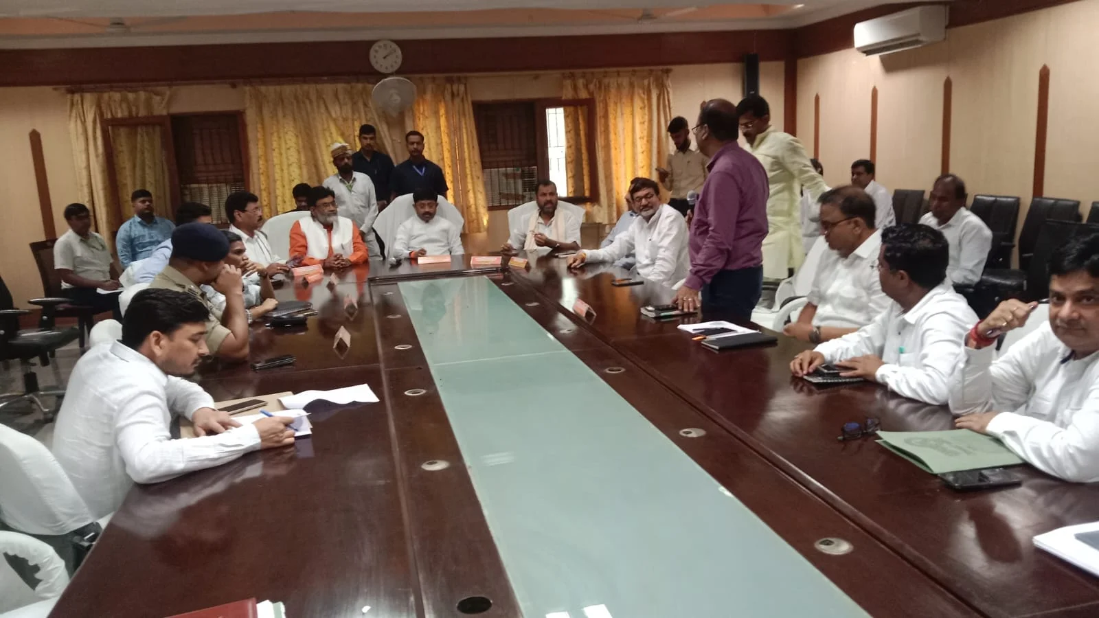 किसानों को खाद, सोलर पंप और योजनाओं का लाभ समय से दिलाने के निर्देश