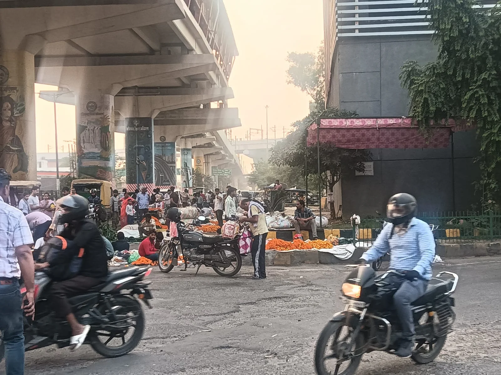 सोमवार शाम फूल विक्रेताओं में मायूसी, ग्राहकों की संख्या में दिखी कमी — त्योहार पर मंदा रहा कारोबार