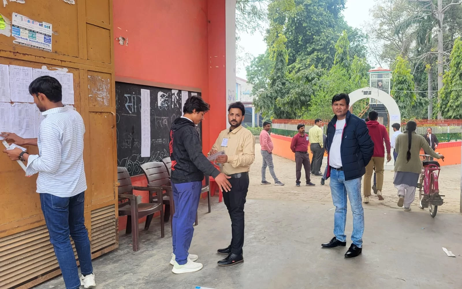स्थानीय प्रशासन और 
 केंद्रों पर सुरक्षा के कड़े इंतजाम