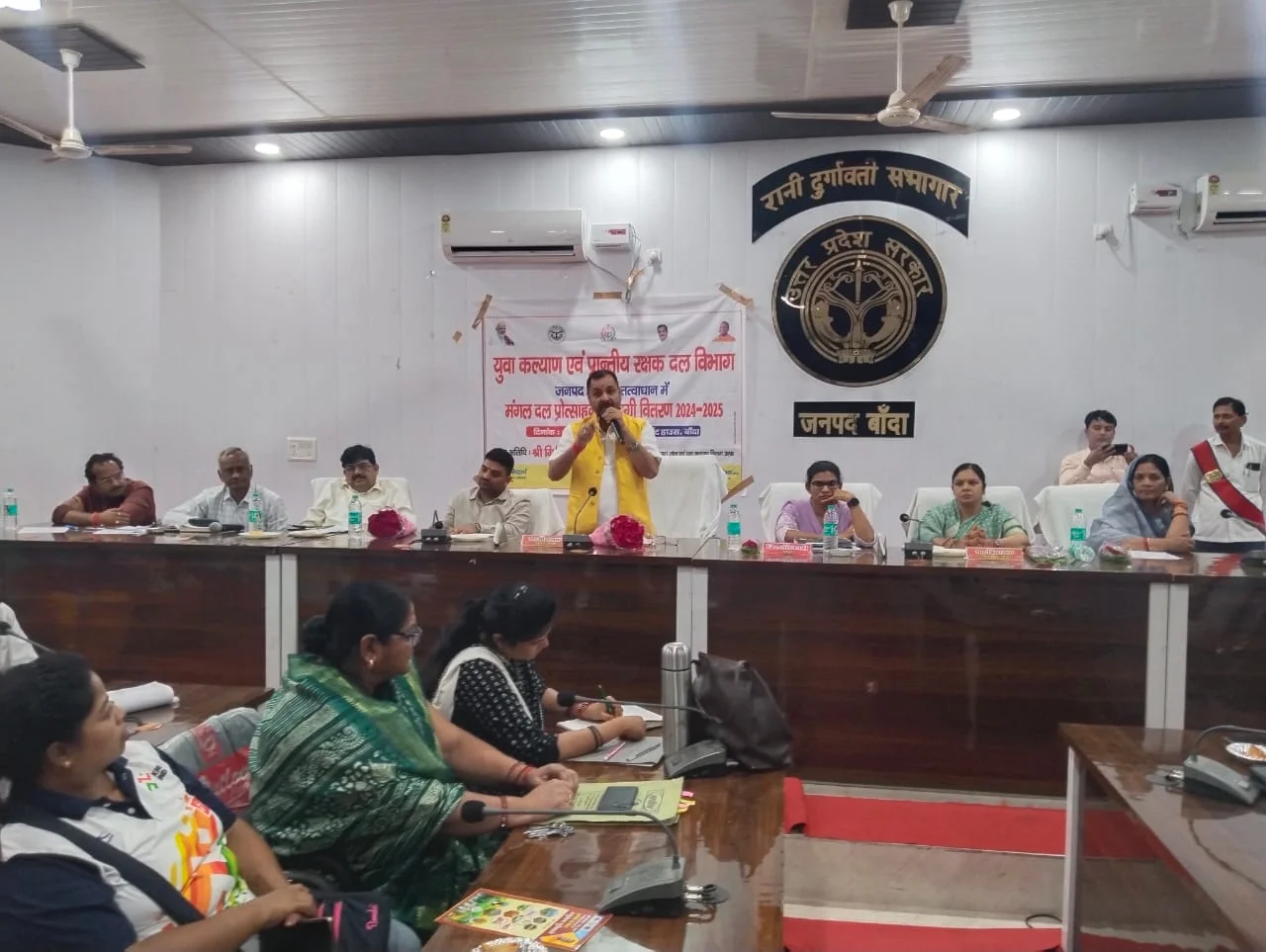 युवक मंगल दलों को खेल प्रोत्साहन किट सामग्री वितरित की गई