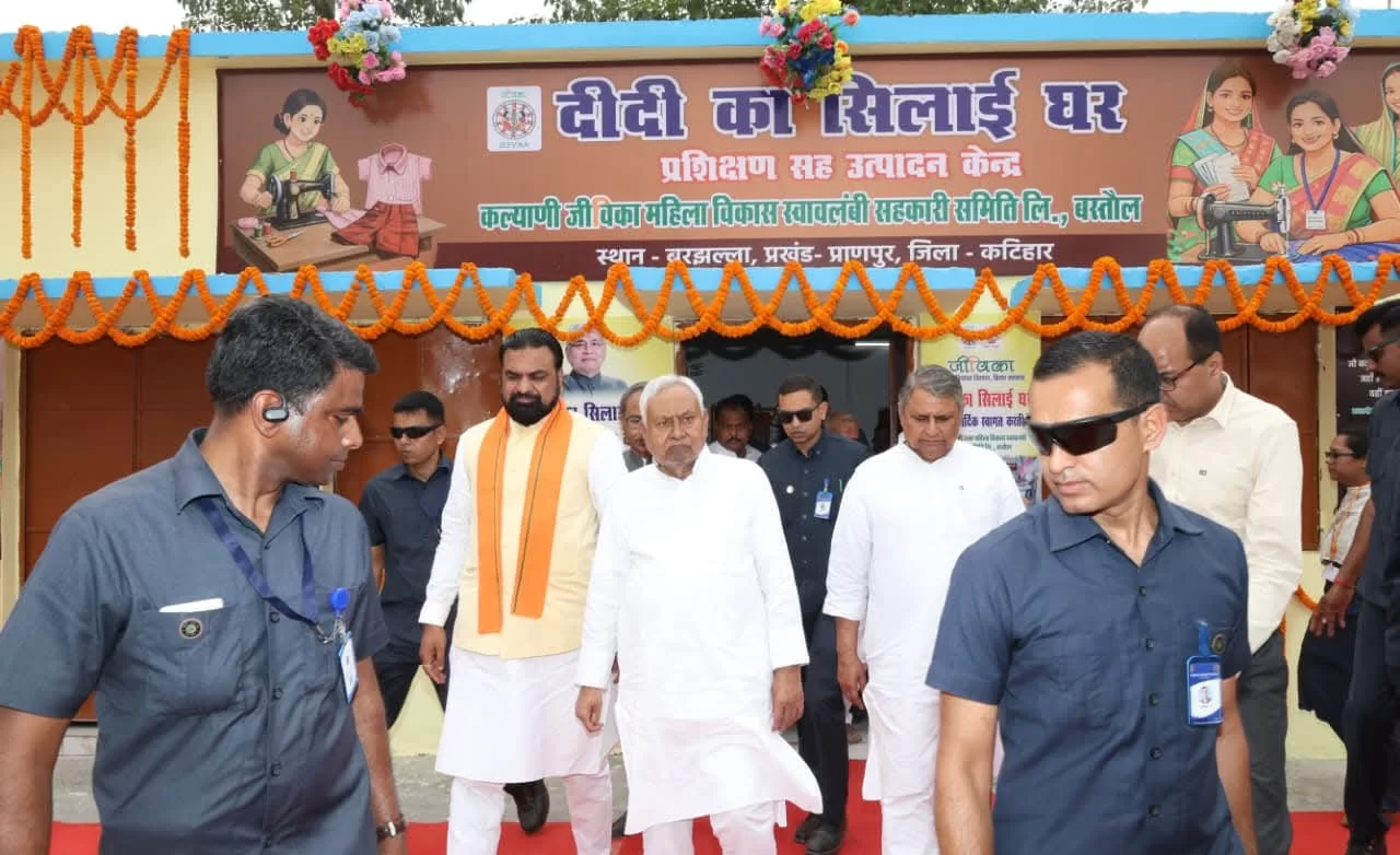मुख्यमंत्री Nitish Kumar ने हेल्थ एंड वेलनेस सेंटर व सिलाई केंद्र का किया उद्घाटन