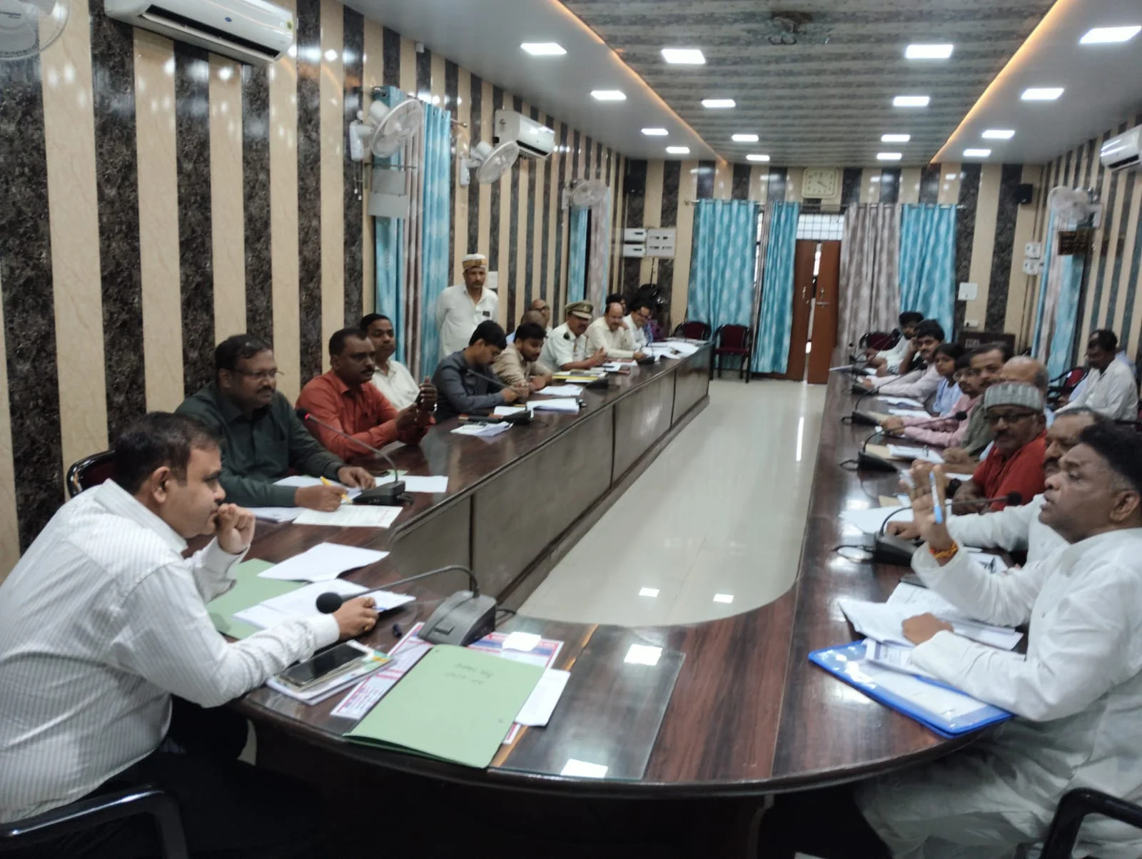 कलेक्ट्रेट सभागार में हुई मासिक बैठक, अतिक्रमण, विद्युत, सफाई, यातायात और किराया वृद्धि जैसी समस्याओं पर हुई चर्चा