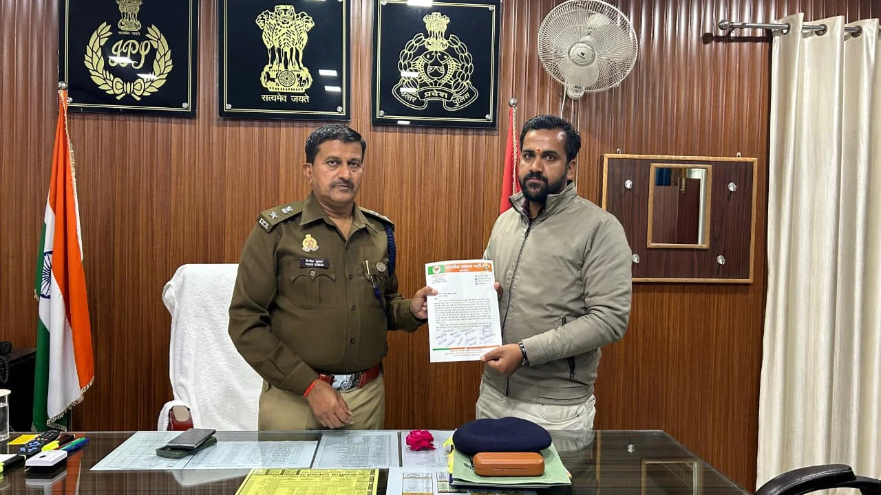 भाजपा आईटी सेल जिलाध्यक्ष अभिषेक पाण्डेय ने राहुल गांधी के खिलाफ सौंपा ज्ञापन
