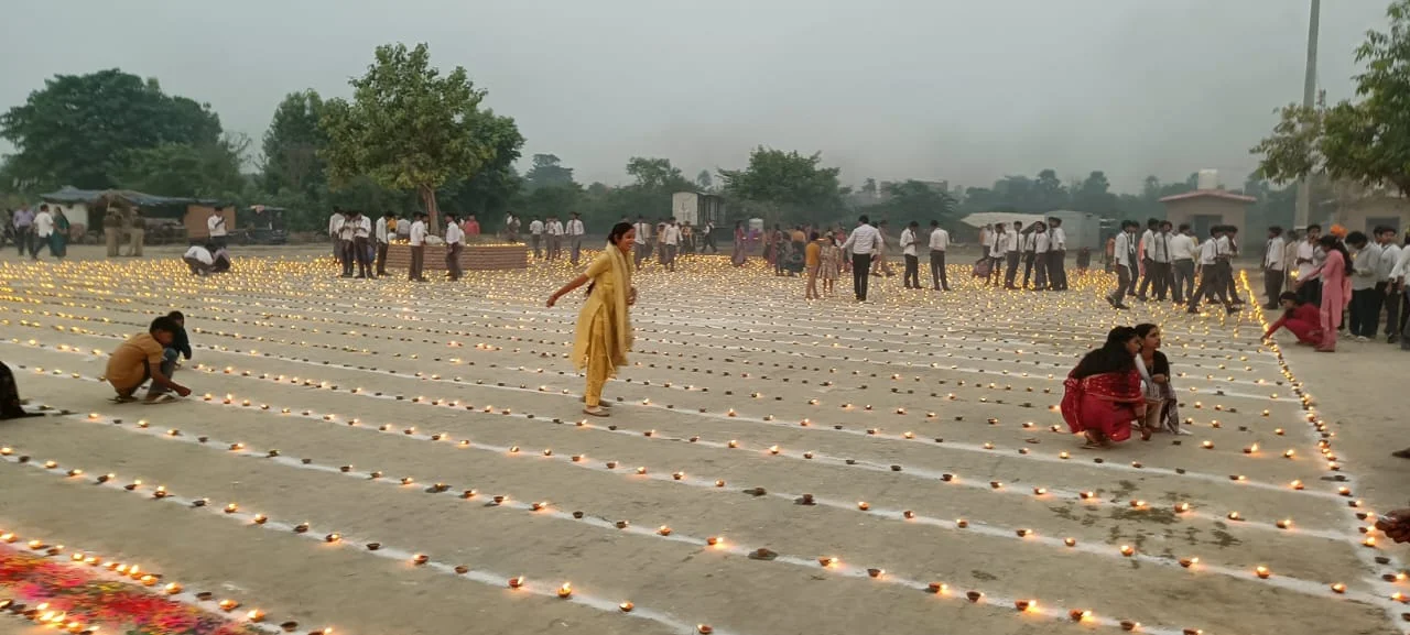 सदर तहसील प्रशासन की मौजूदगी में हटाए जा रहे कब्जे