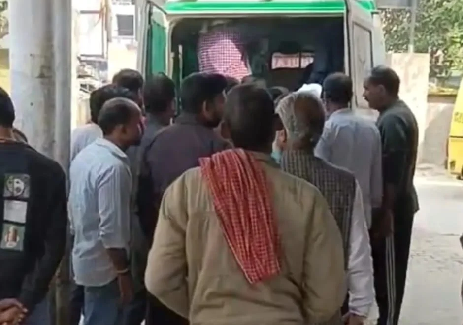 गंभीर हालत में मेडिकल कॉलेज से हायर सेंटर रेफर किया गया। पुलिस चालक की तलाश में जुटी।