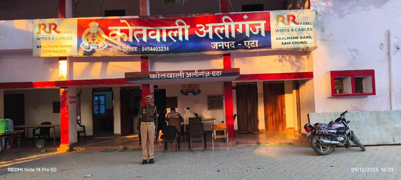 लाठी-डंडों और तमंचे की बट से पीटा