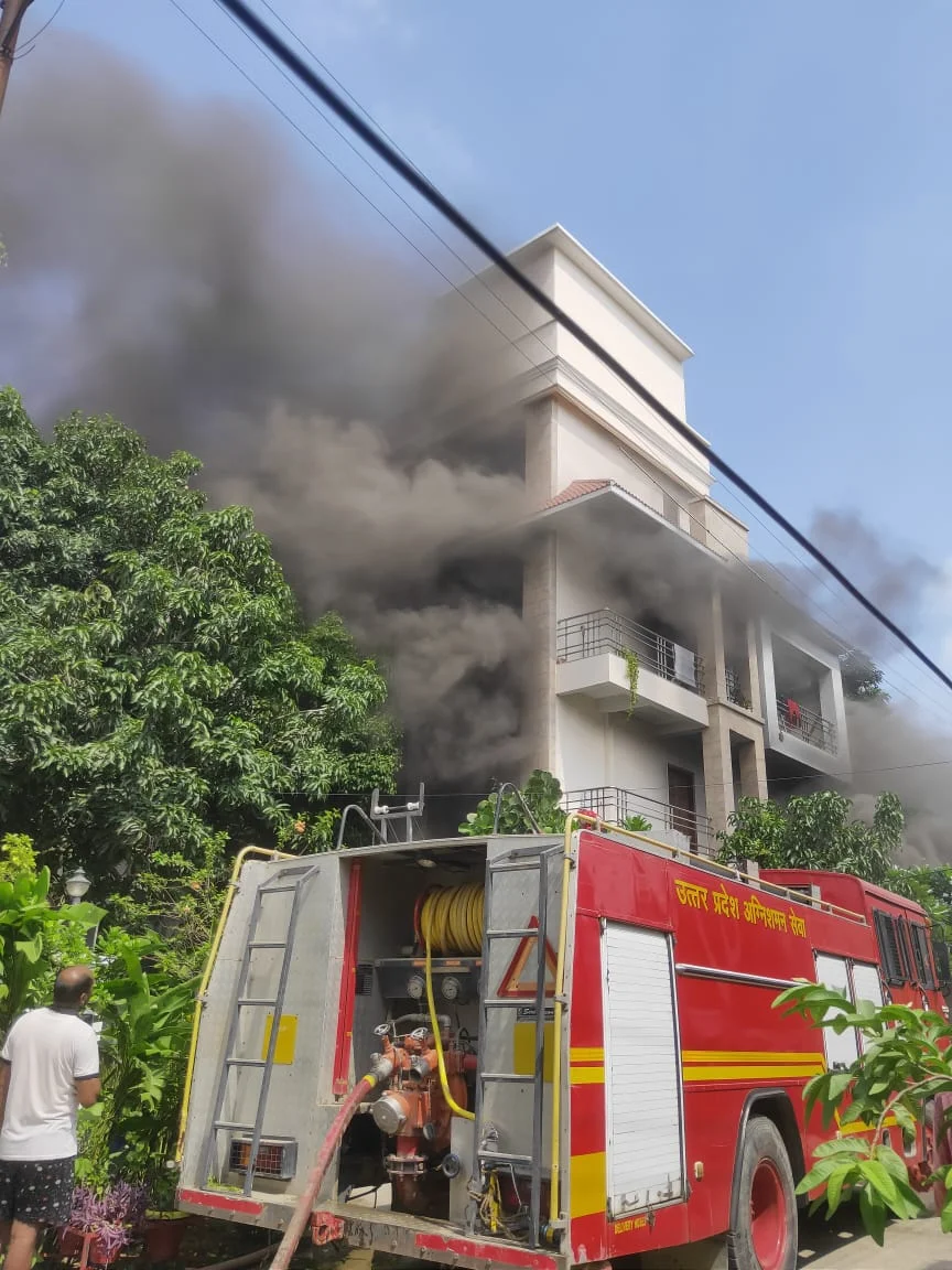 चार फायर ब्रिगेड और शाहपुर पुलिस फोर्स ने मौके पर पहुंचकर आग पर काबू पाया, कारणों का अब तक पता नहीं