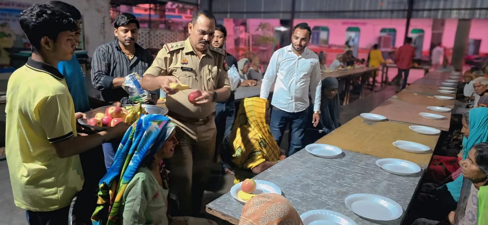 नवरात्रि पर बुलंद सेवा फाउंडेशन ने वृद्ध आश्रम में फल व मिठाई वितरित कर लिया आशीर्वाद