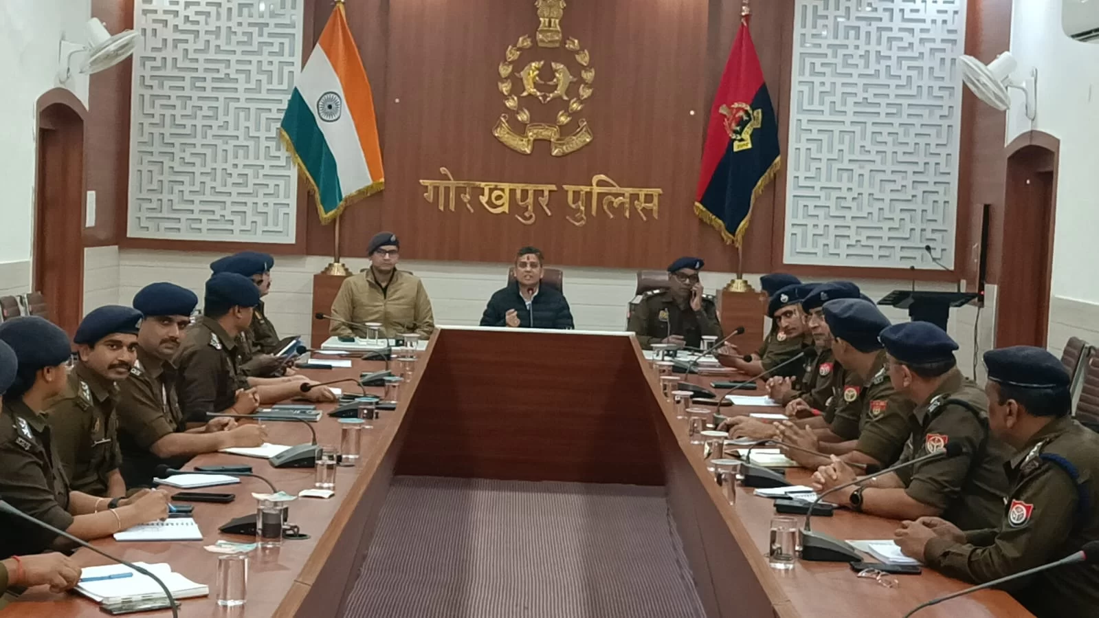 व्हाइट हाउस सभागार में राजपत्रित अधिकारियों के साथ हुई पहली समीक्षा बैठक